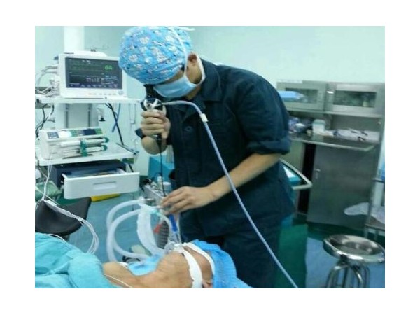 雙腔支氣管插管