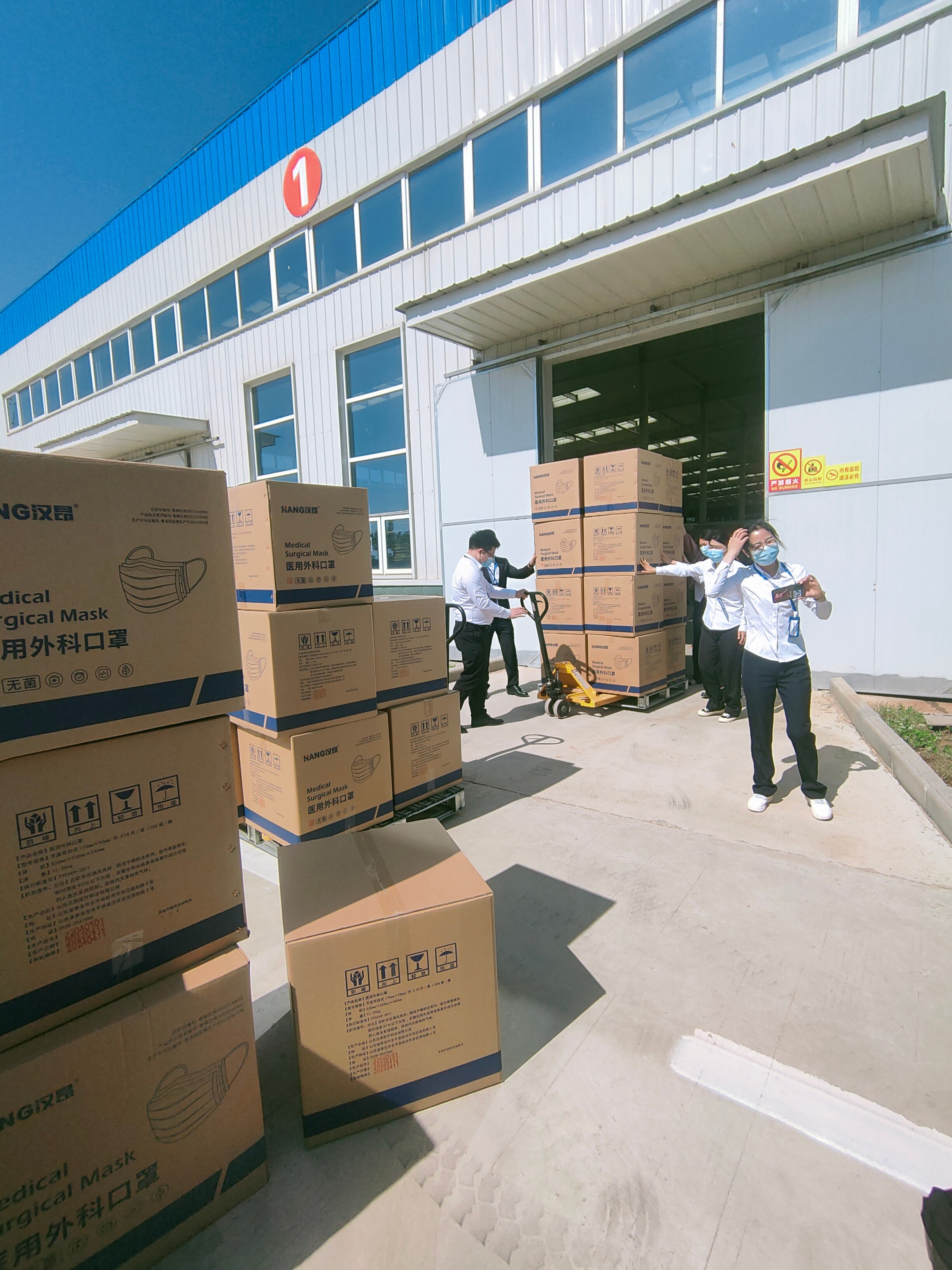 1651738477249858.jpg 口罩發(fā)貨.jpg